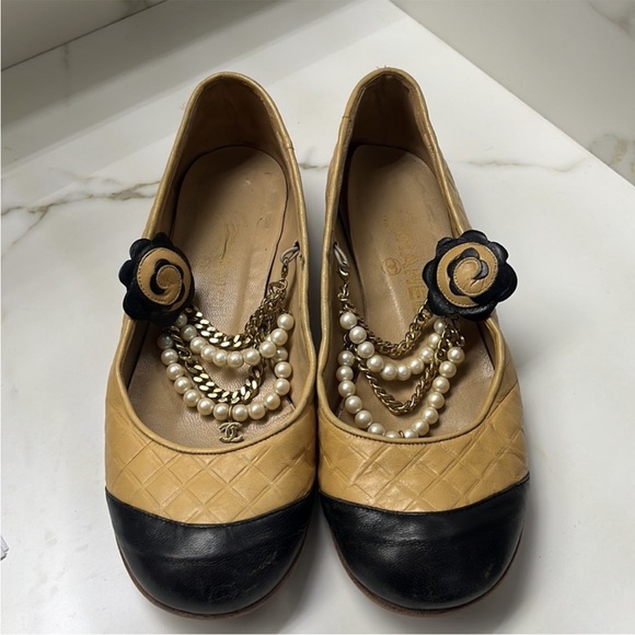 AUTHENTIC CHANEL Black and Tan Flats with Pearl Embellishments - Picture 2 of 13
